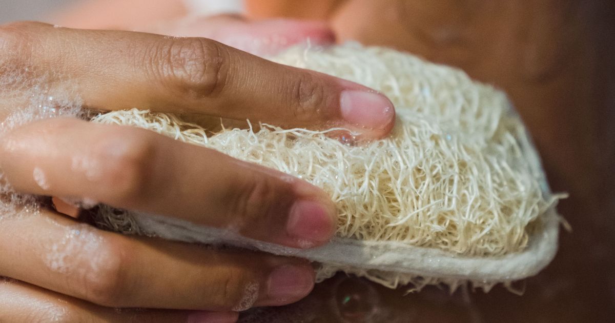 Esponja de banho sendo higienizada