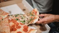 Motorista de aplicativo troca R$ 150 por pizza para ouvir desabafo de passageira sobre traição: 'Estava morrendo de fome'