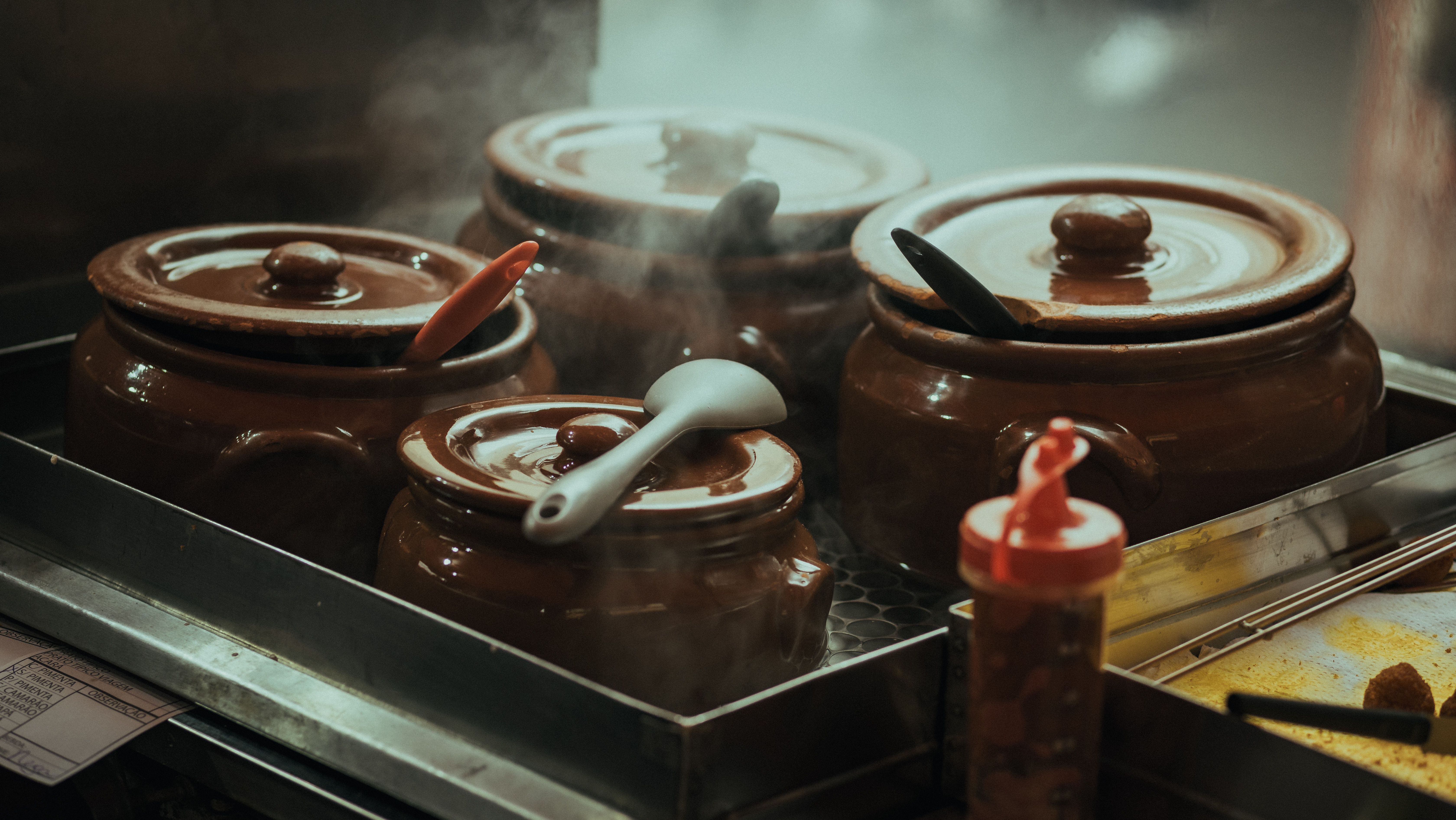 Imagem de destaque do post: 'Panelas de argila e outros utensílios de cerâmica não foram projetados para uso em fogão'; cozinheiro aponta utensílios incompatíveis