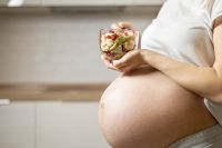 Grávida: o que evitar na alimentação para proteger seu bebê sem exageros