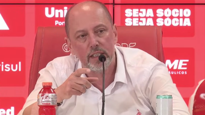 Alessandro Barcelos, presidente do Internacional, discute com repórter em entrevista coletiva