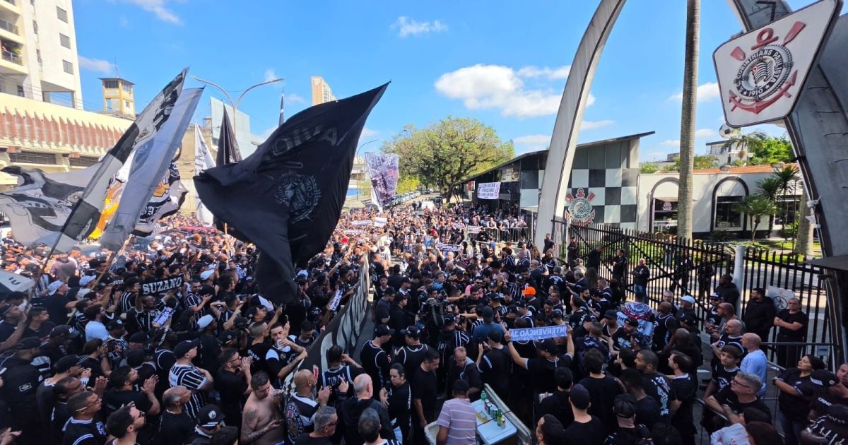 Torcida do Corinthians faz protesto no Parque São Jorge: “Luta por mudança”