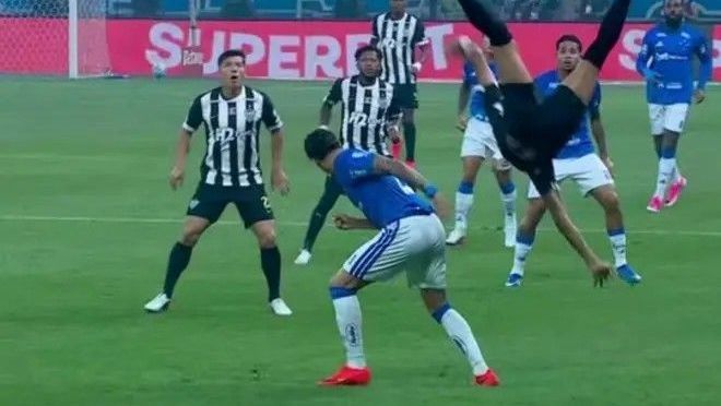 Cruzeiro x Atlético-MG: zagueiro sofre queda com pescoço e é substituído