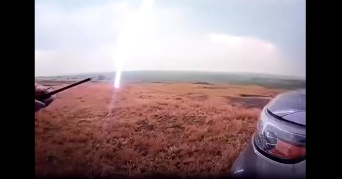 Vídeo: Câmera corporal mostra raio caindo perto de policiais nos EUA