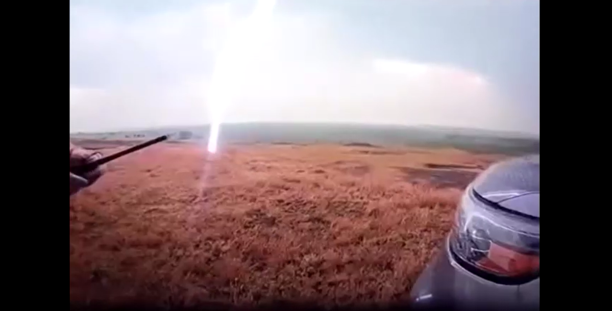 Vídeo: Veja momento em que homem é atingido por raio e sai andando nos EUA