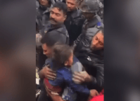 Veja: Criança de 2 anos é resgatada viva após enchente no Nepal