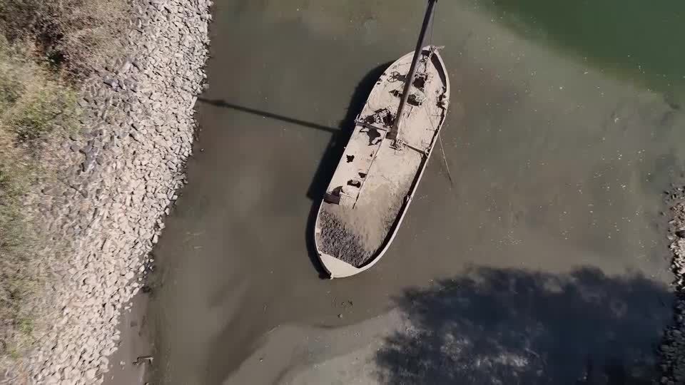 Baixos níveis de água na Alemanha revelam navios afundados e pedras da fome que alertavam sobre escassez • Reuters