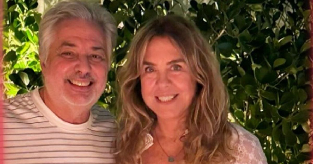 Viuvo De Rita Lee Roberto De Carvalho Posa Com Nova Namorada