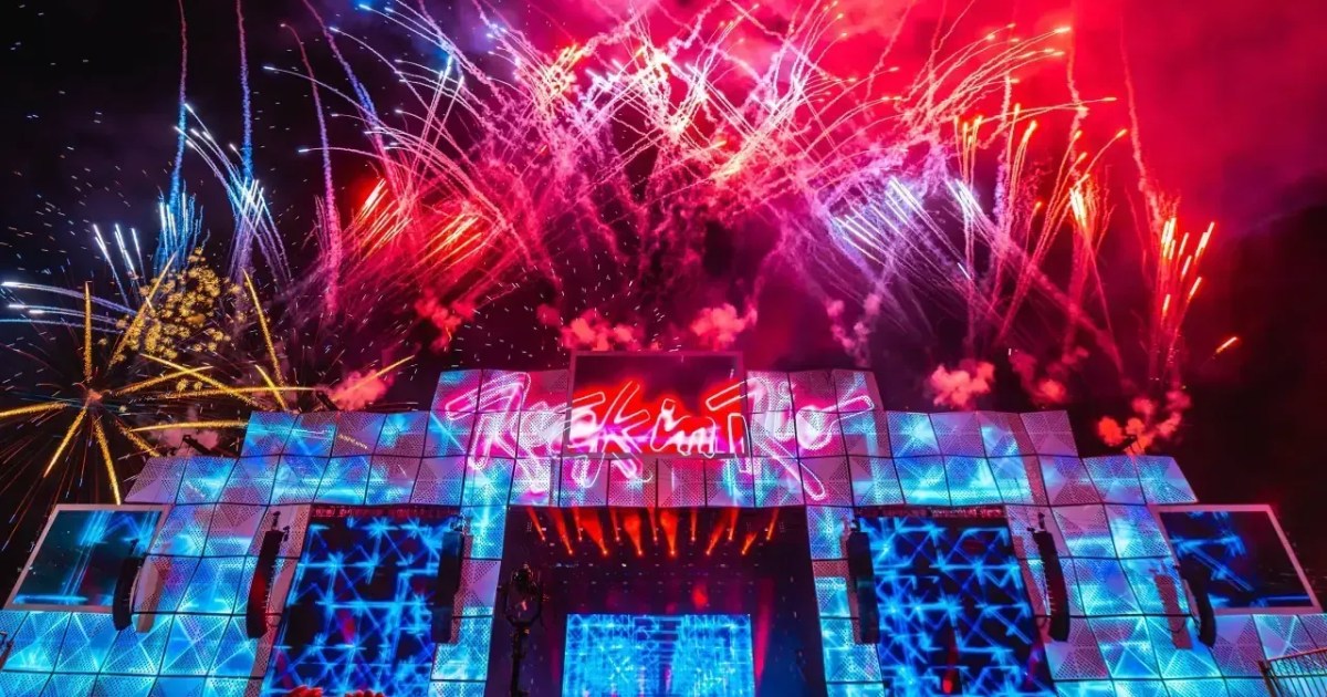 Público no Rock in Rio em dia com céu nublado e palco ao fundo