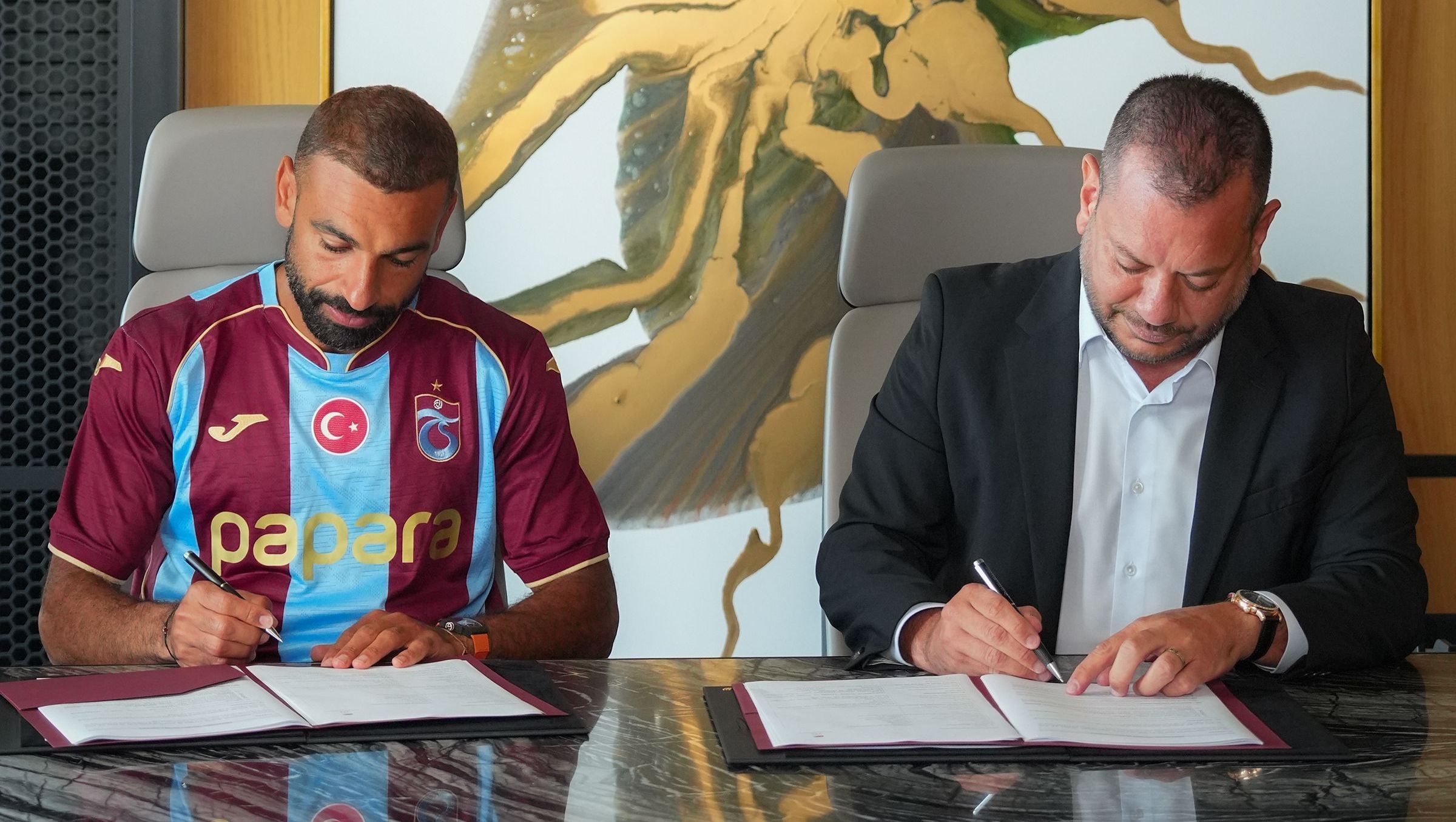 Salah assina com Trabzonspor e terá salário de R$ 100 milhões por ano