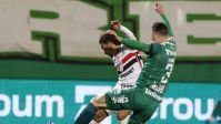 São Paulo perde para a lanterna Chapecoense e aumenta crise no Brasileirão