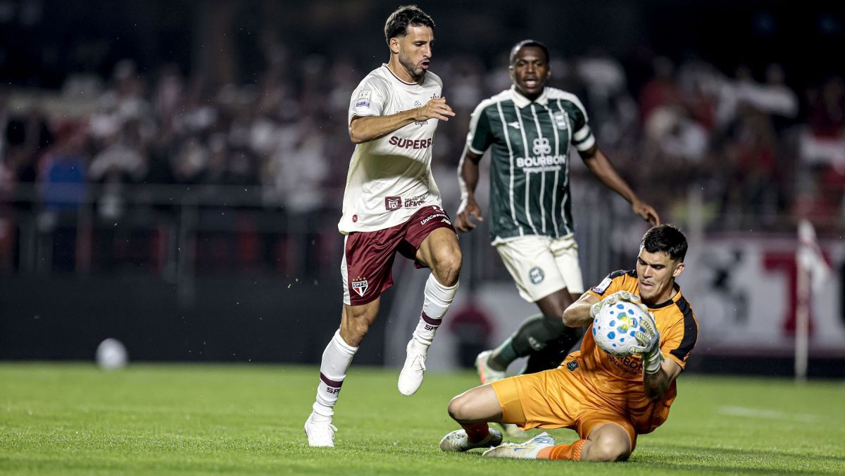 São Paulo empata com Coritiba e chega a 9 jogos sem vencer no Brasileirão