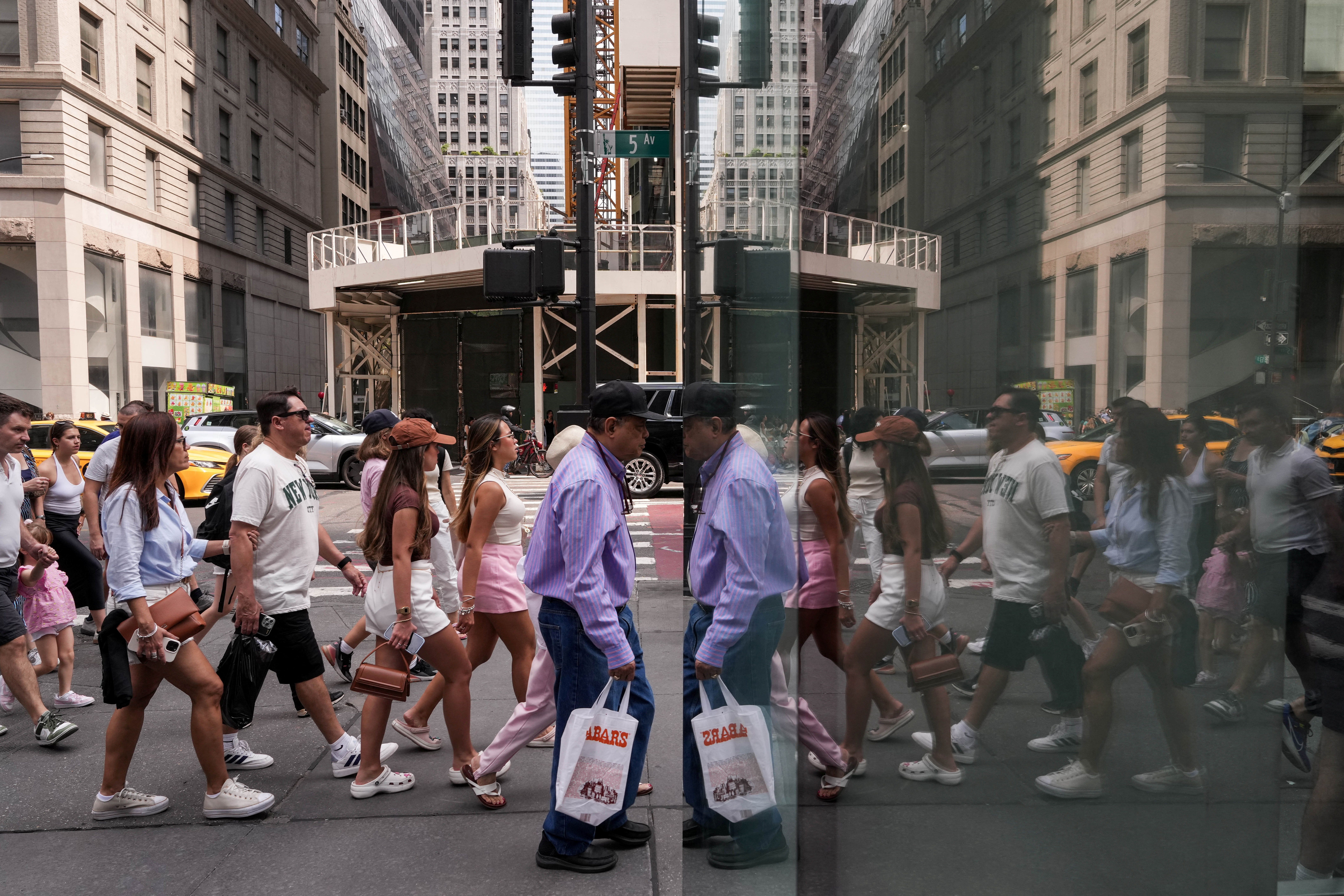 Pessoas na Quinta Avenida, na cidade de Nova York, EUA, em 7 de agosto de 2025
