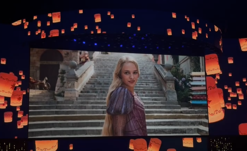 Teagan Croft como Rapunzel em prévia de live-action de "Enrolados" na D23 • Marina Toledo/CNN Brasil