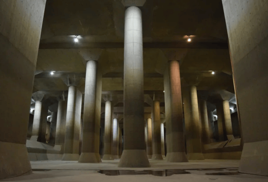 Interior da Catedral Subterrânea com colunas gigantes em Tóquio