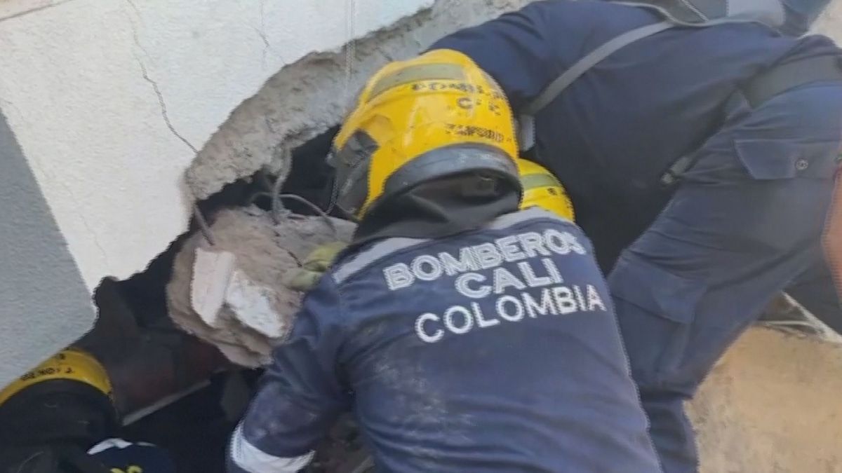Pacientes de hospital são atendidos na rua após terremoto na Colômbia