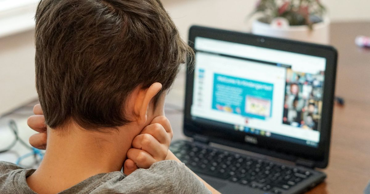 Falta de apoio familiar e de recursos dificulta educação digital em escolas
