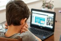 Falta de apoio familiar e de recursos dificulta educação digital em escolas