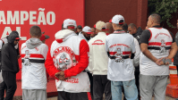 São Paulo: principal torcida organizada faz cobrança no CT em meio à crise