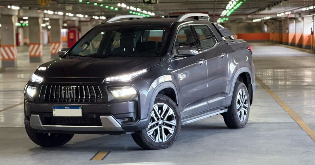 Fiat Strada, a picape mais vendida no Brasil em agosto, em uma rua urbana