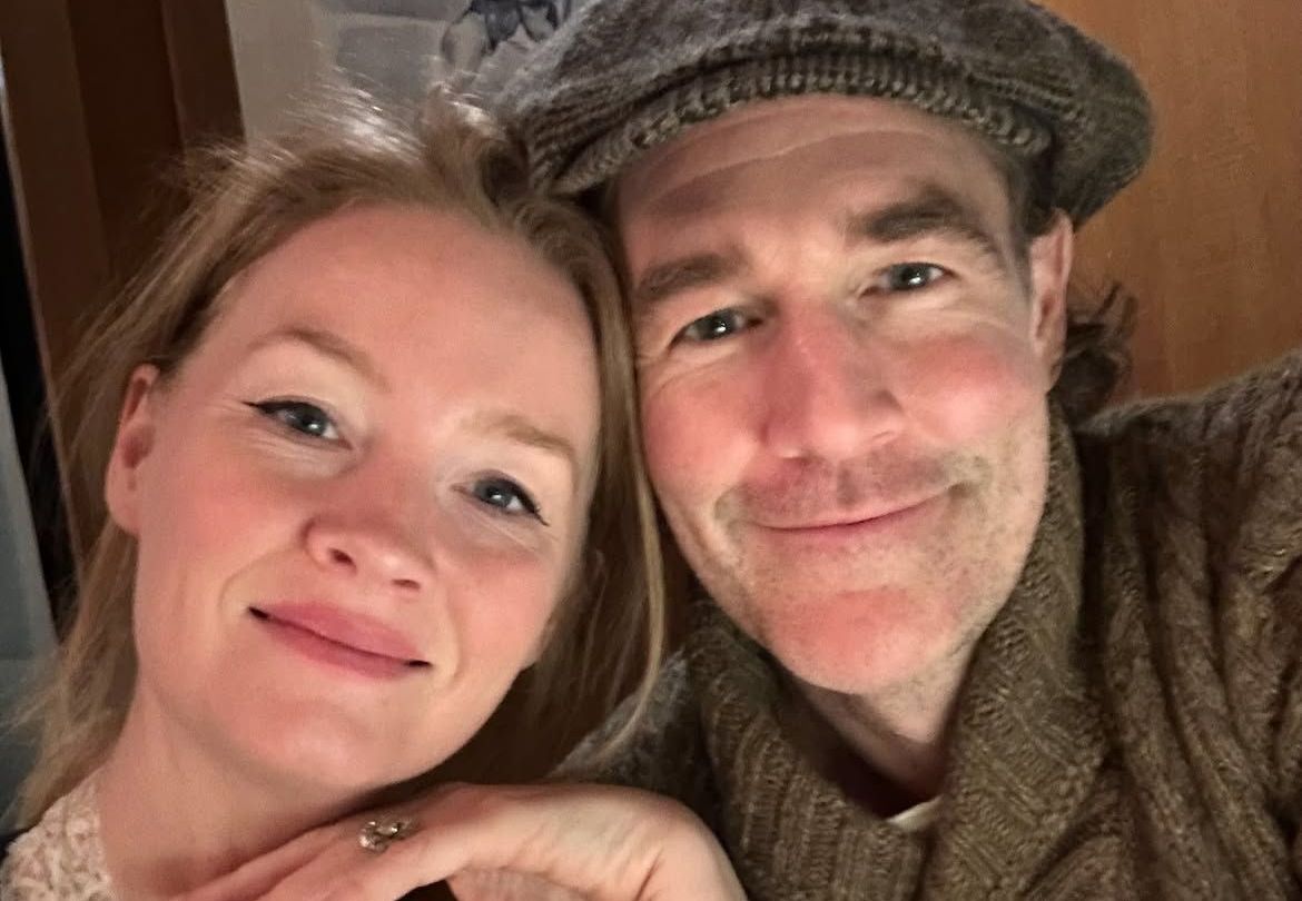 Ator de “Dawson’s Creek” se emociona ao homenagear James Van Der Beek