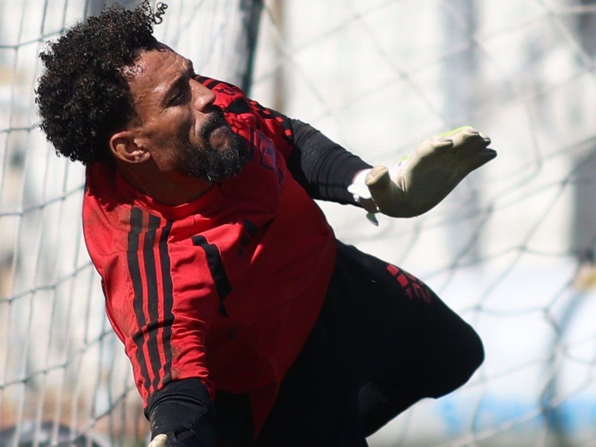 Imagem ilustrativa sobre Vozinha sofre falha histórica no Colo-Colo depois de entrar na lista de melhores goleiros da Bola de Ouro