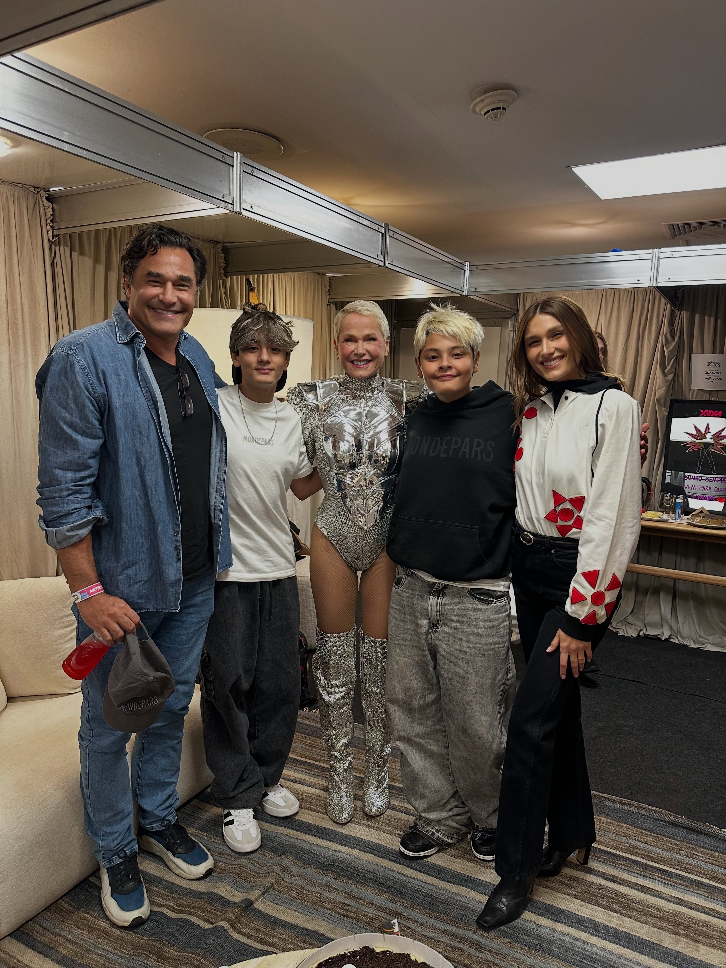 Luciano Szafir posa com filhos e Xuxa Meneghel • Reprodução/Instagram