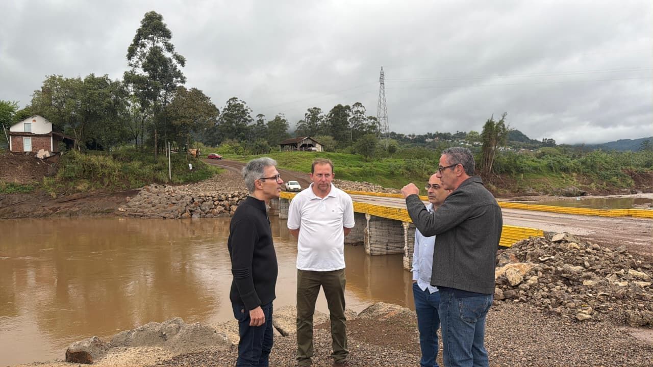 Imagem de destaque do post: Zema visita ponte destruída por cheias no RS e volta a criticar Lula