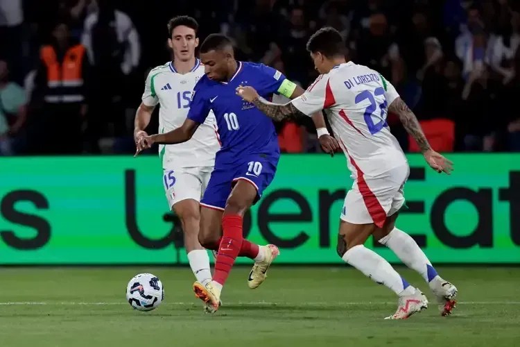 Mbappé em ação durante a última partida entre França e Itália, em 2024 • Foto: STEPHANE DE SAKUTIN