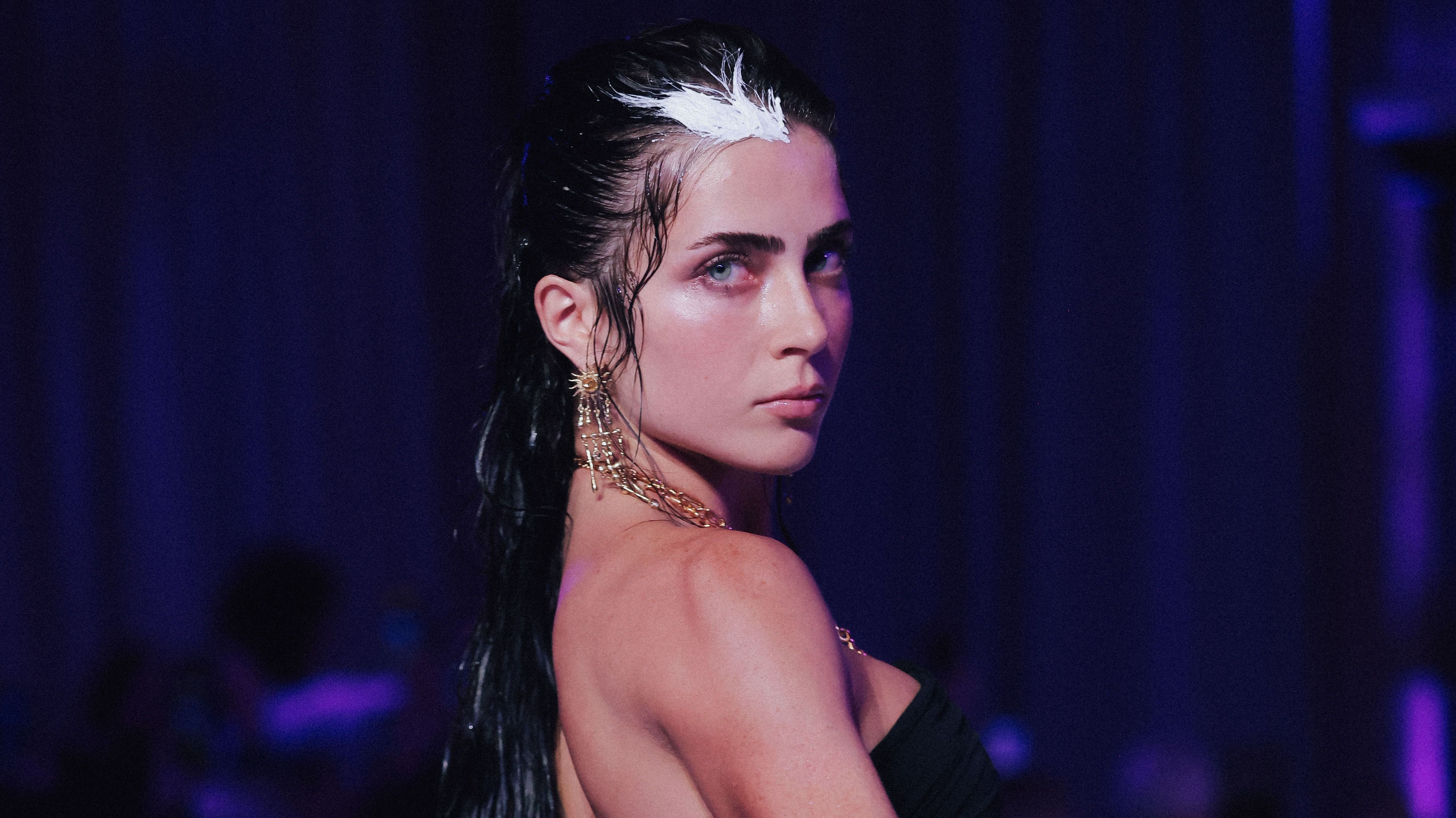 Jade Picon desfila pela primeira vez em uma semana de moda internacional