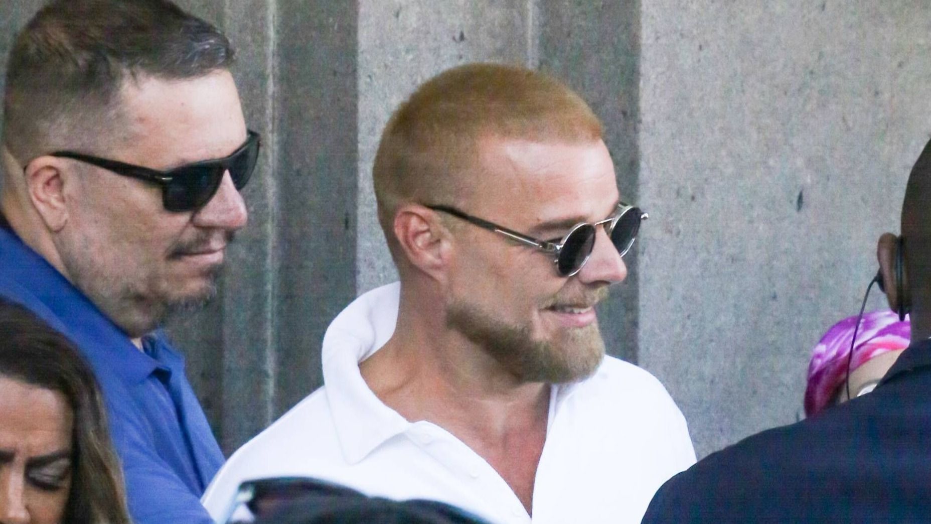 Fãs tietam Ricky Martin na porta do Copacabana Palace