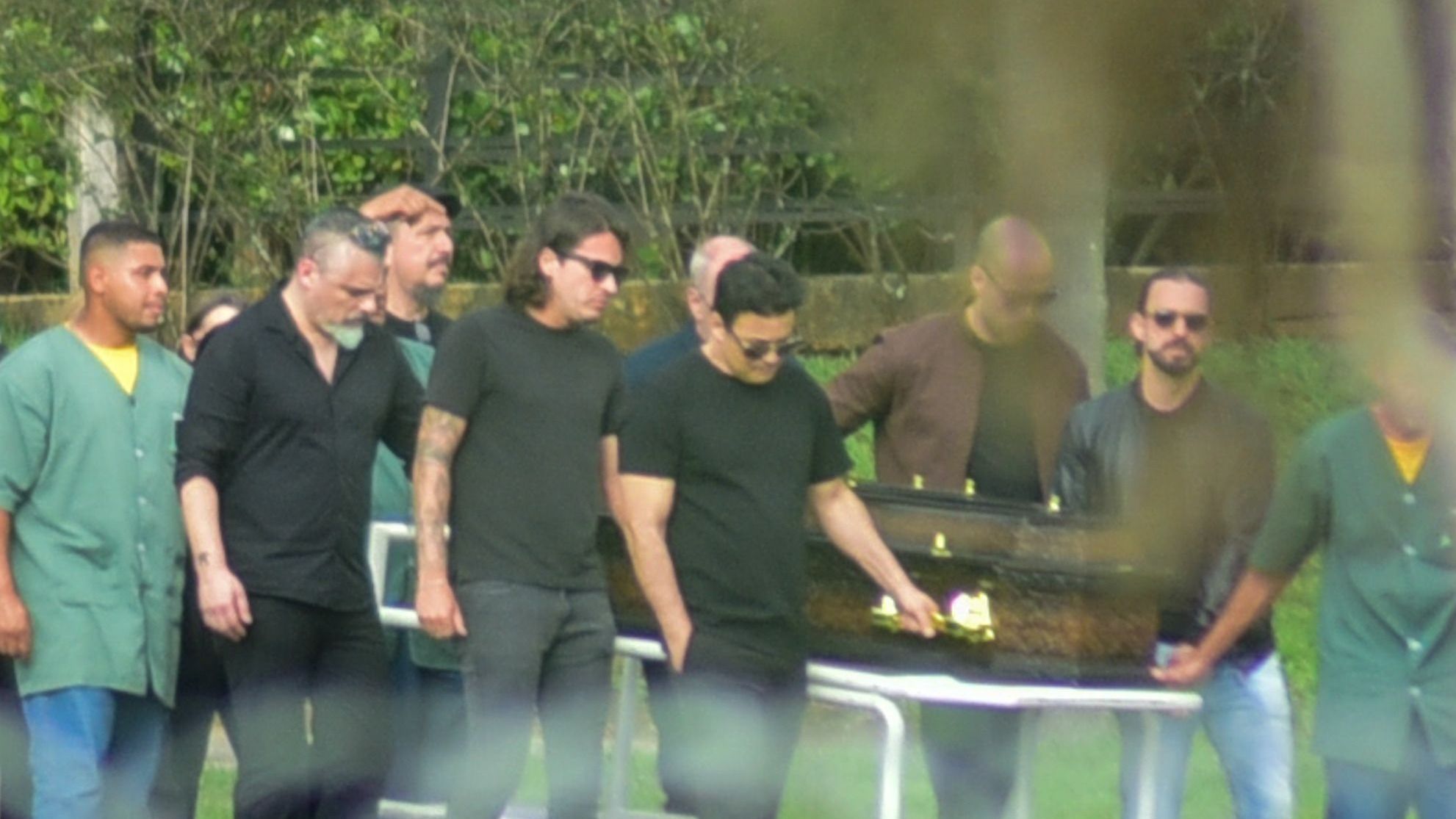Renner é visto carregando o caixão de Rick no velório do cantor; veja fotos