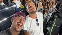 Ricky Martin posa na arquibancada do Maracanã antes de show