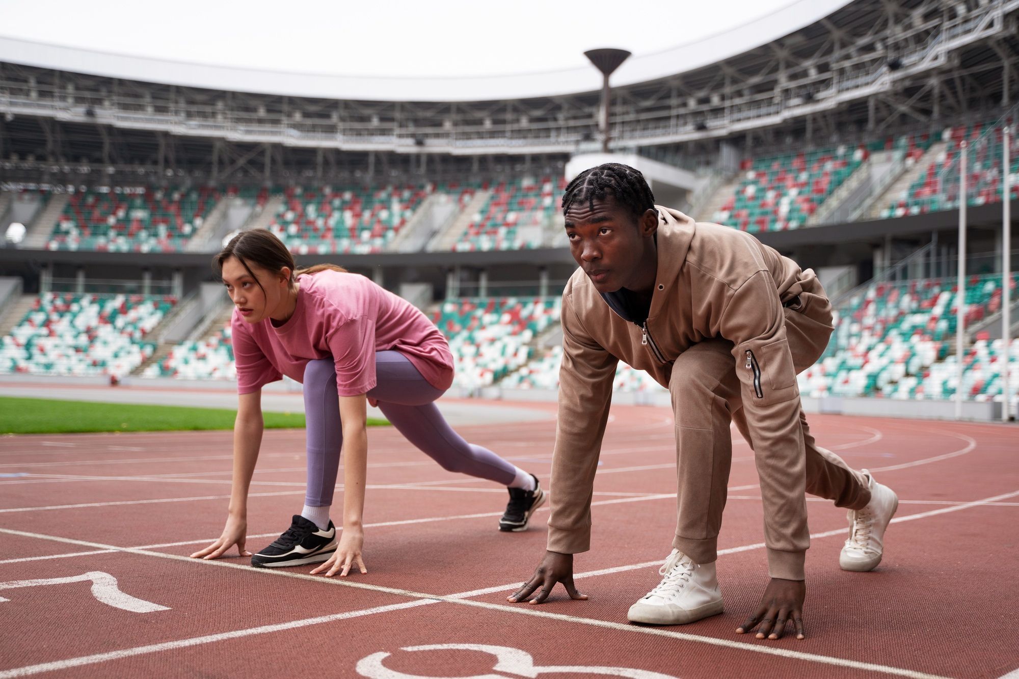 jovens-de-diferentes-etnias-em-pista-de-atletismo