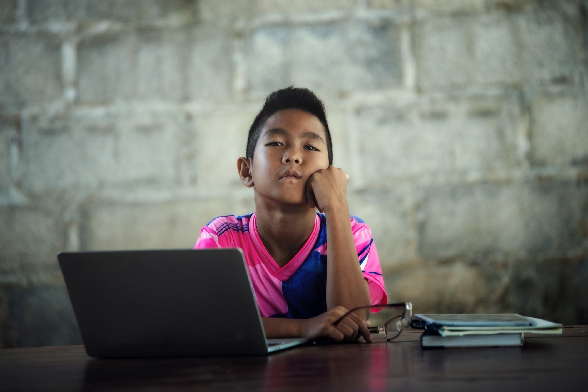 criança-em-escola-precária-consultando-computador