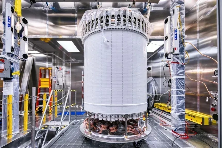 O detector central LZ é visto na sala limpa da Instalação de Pesquisa Subterrânea de Sanford, em Dakota do Sul, após a montagem, antes de iniciar sua jornada subterrânea. • Matthew Kapust/Laboratório de Pesquisa Subterrânea de Sanford