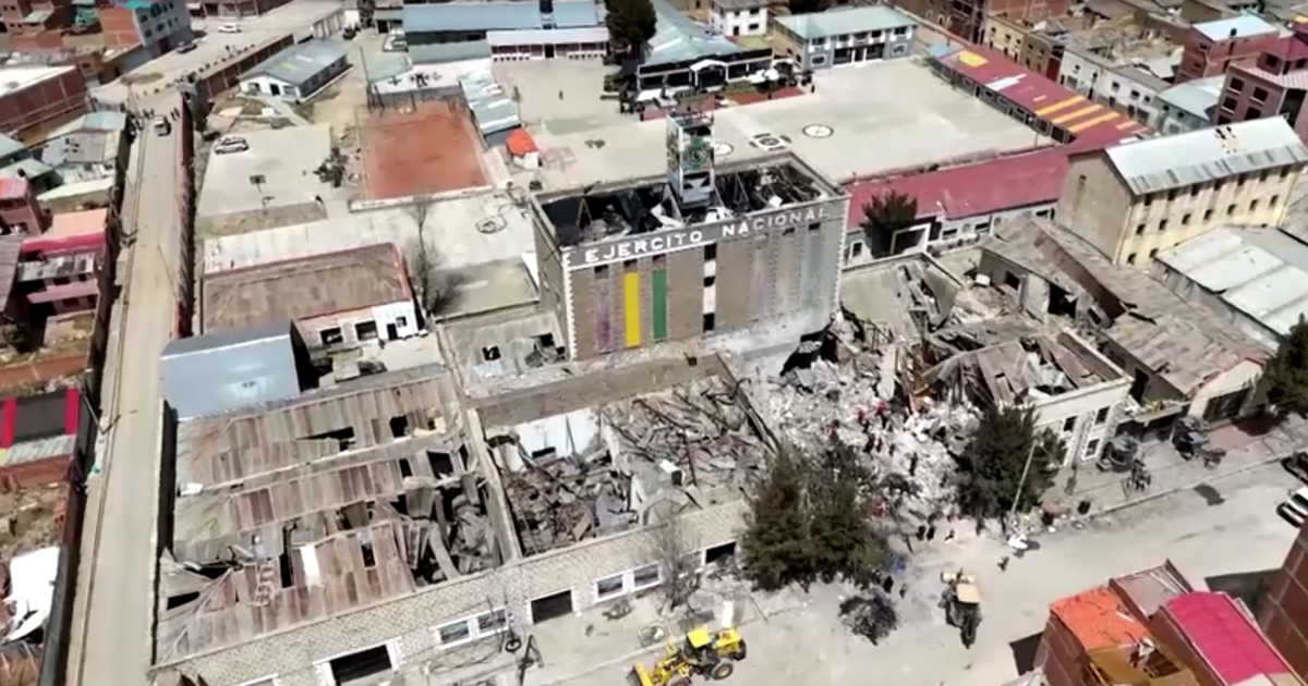 Cenário de escombros em base militar após explosão na Bolívia