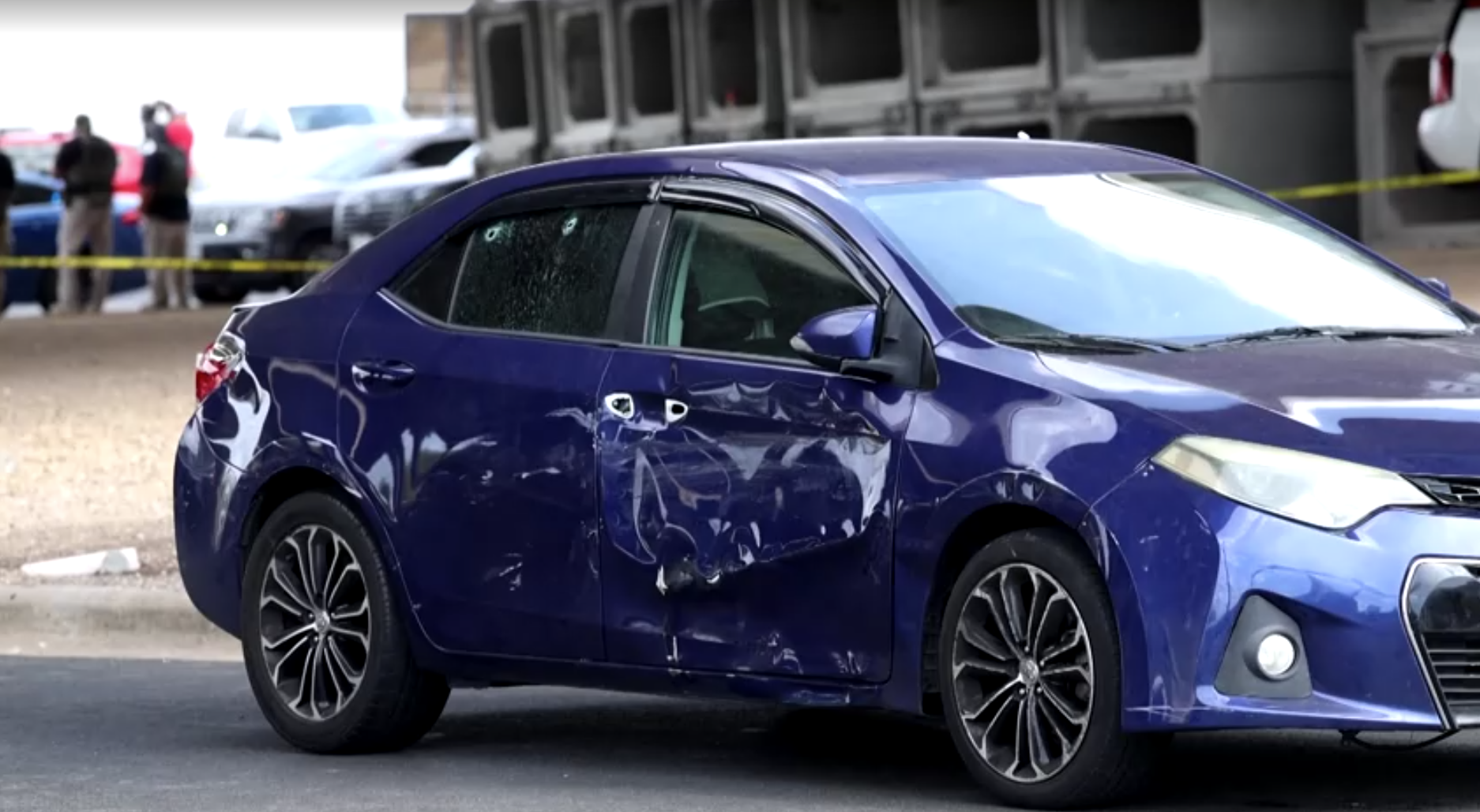 Um carro avariado permaneceu no local após autoridades relatarem disparos envolvendo agentes do ICE em Austin, Texas