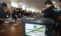 Cerca de 1 milhão de brasileiros no exterior vão poder votar nas eleições