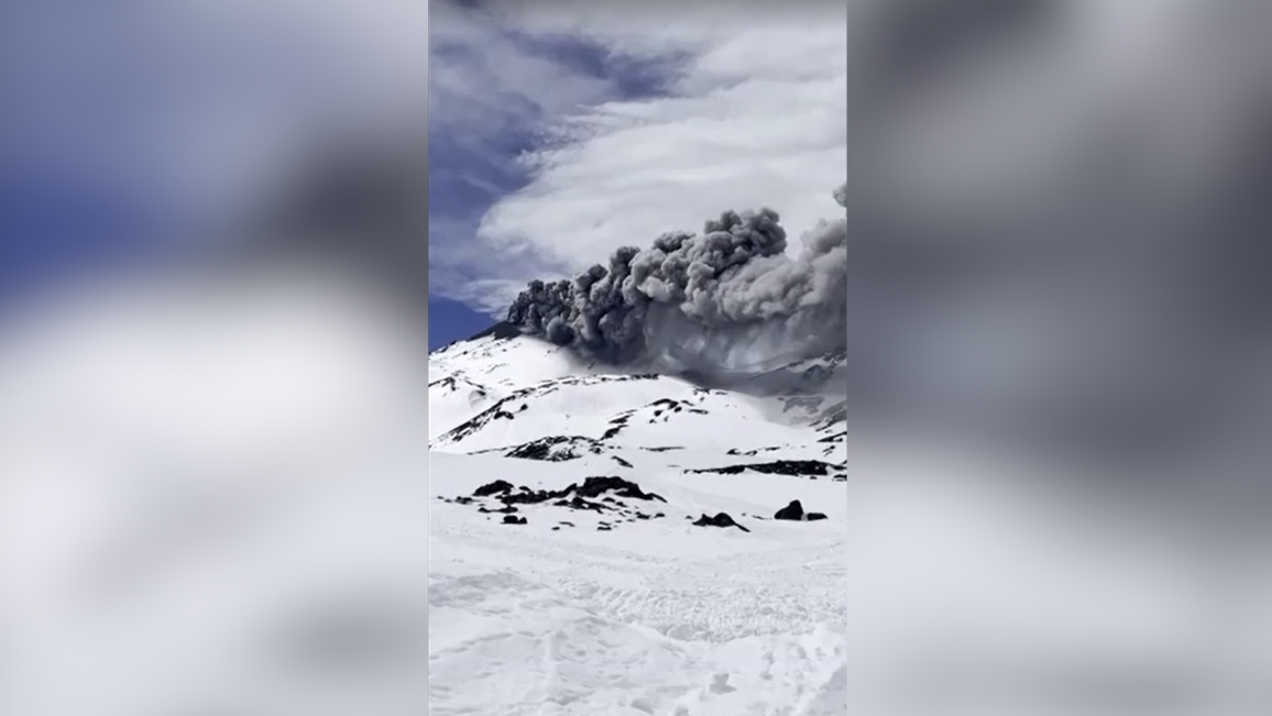 Imagens mostram fumaça saindo do vulcão Chillán, no Chile