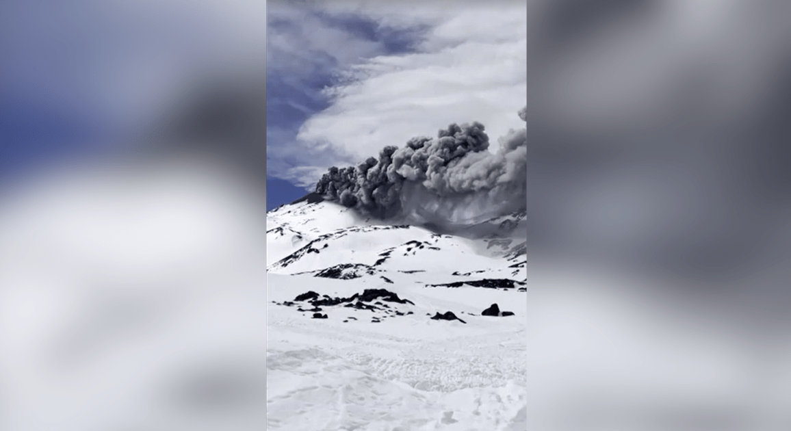 Coluna de fumaça subindo do vulcão Nevados de Chillán após eruptivo
