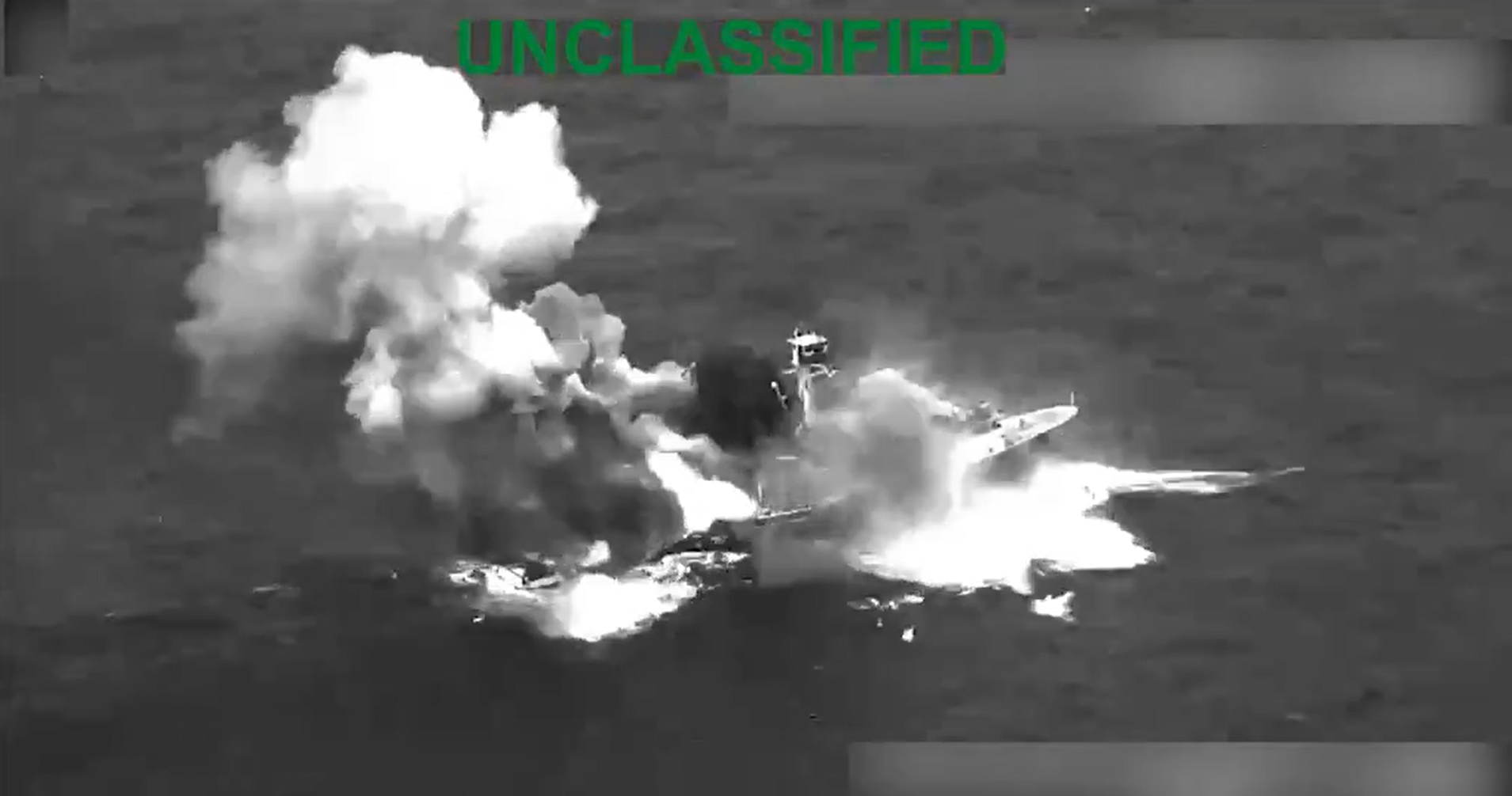Momento em que as Forças dos EUA destruíram uma embarcação classificada por Washington como ponto de reabastecimento de drogas
