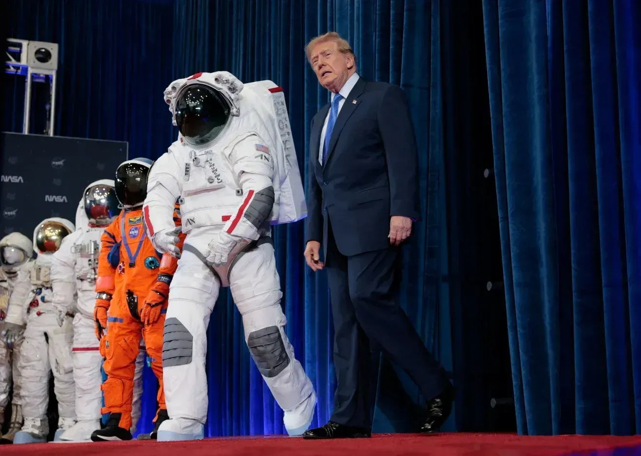 O presidente Donald Trump chega para a cerimônia de entrega da Medalha de Honra Espacial do Congresso à tripulação da Artemis II no Centro Espacial Johnson em Houston, em 28 de agosto. • Kylie Cooper/Reuters