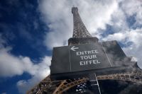 Torre Eiffel remove funcionárias durante tour de delegação hindu, diz grupo