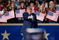 Popularidade de Trump sobe após mínima recorde, aponta pesquisa