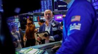 Wall Street cai com petróleo em alta e Treasuries acima de 5%