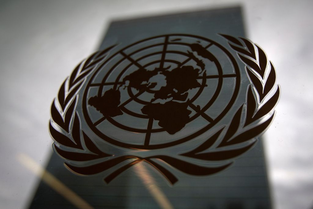 Logotipo da ONU no prédio da sede das Nações Unidas no bairro de Manhattan, em Nova York