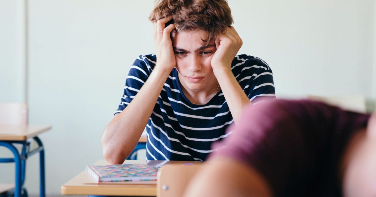 Estudante observando uma atividade de matemática na escola