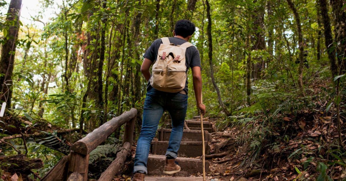 Quais os cuidados com a natureza ao fazer acampamento e trilhas?