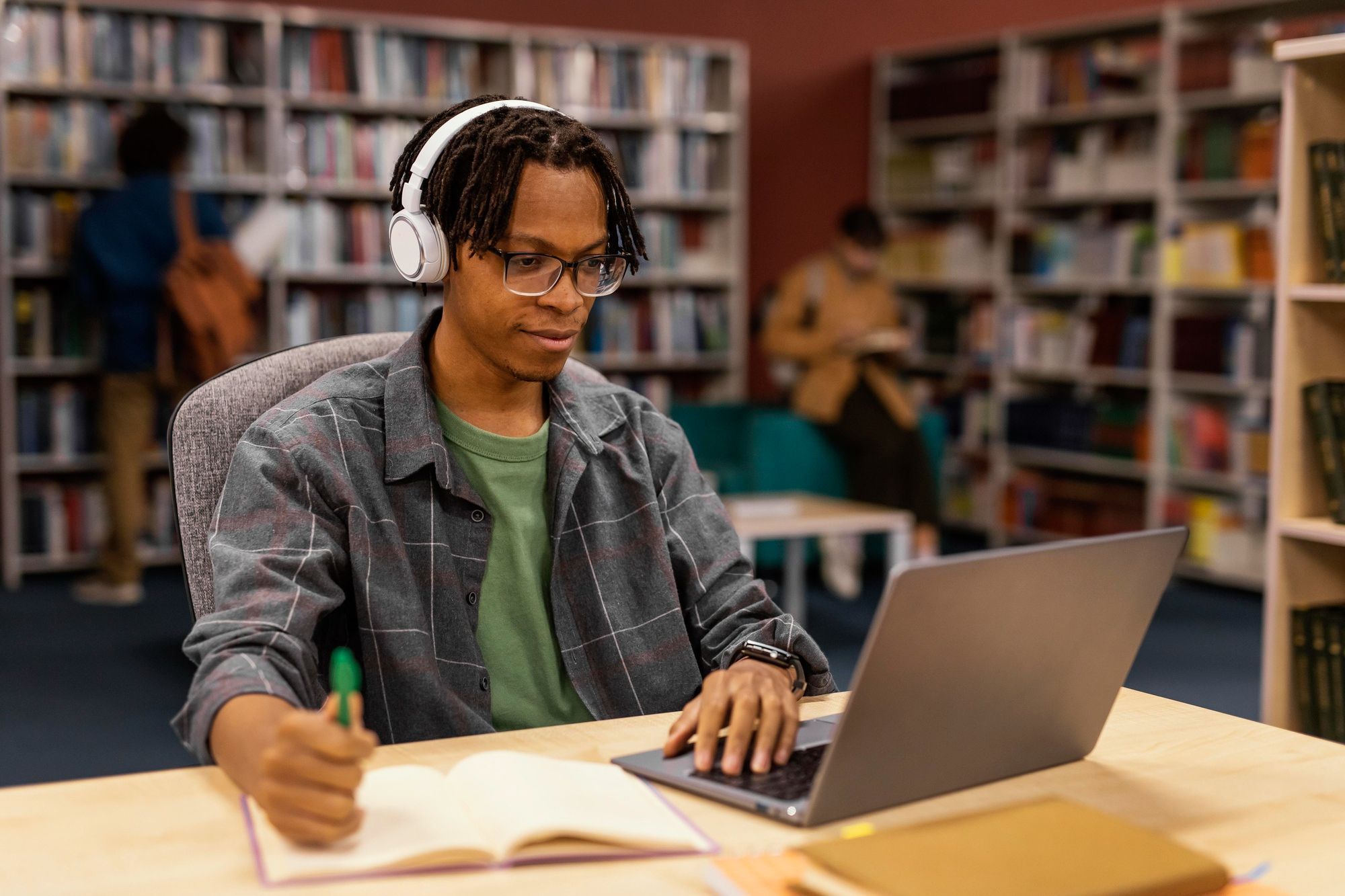 jovem-olhando-para-computador-e-tomando-notas